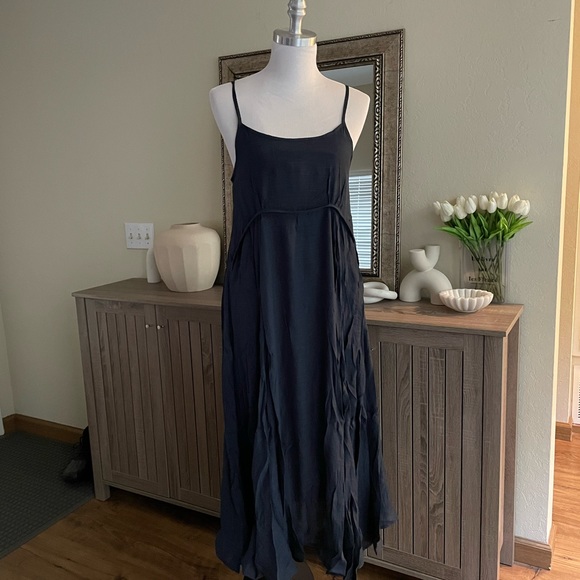 Navy Crinkle Fabric Spaghetti Strap Midi Dress - Picture 6 of 9